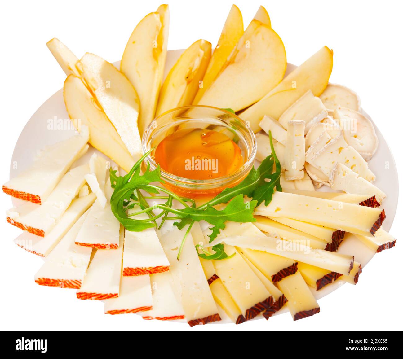 Différents types de fromage et de tranches de poire sur l'assiette Banque D'Images