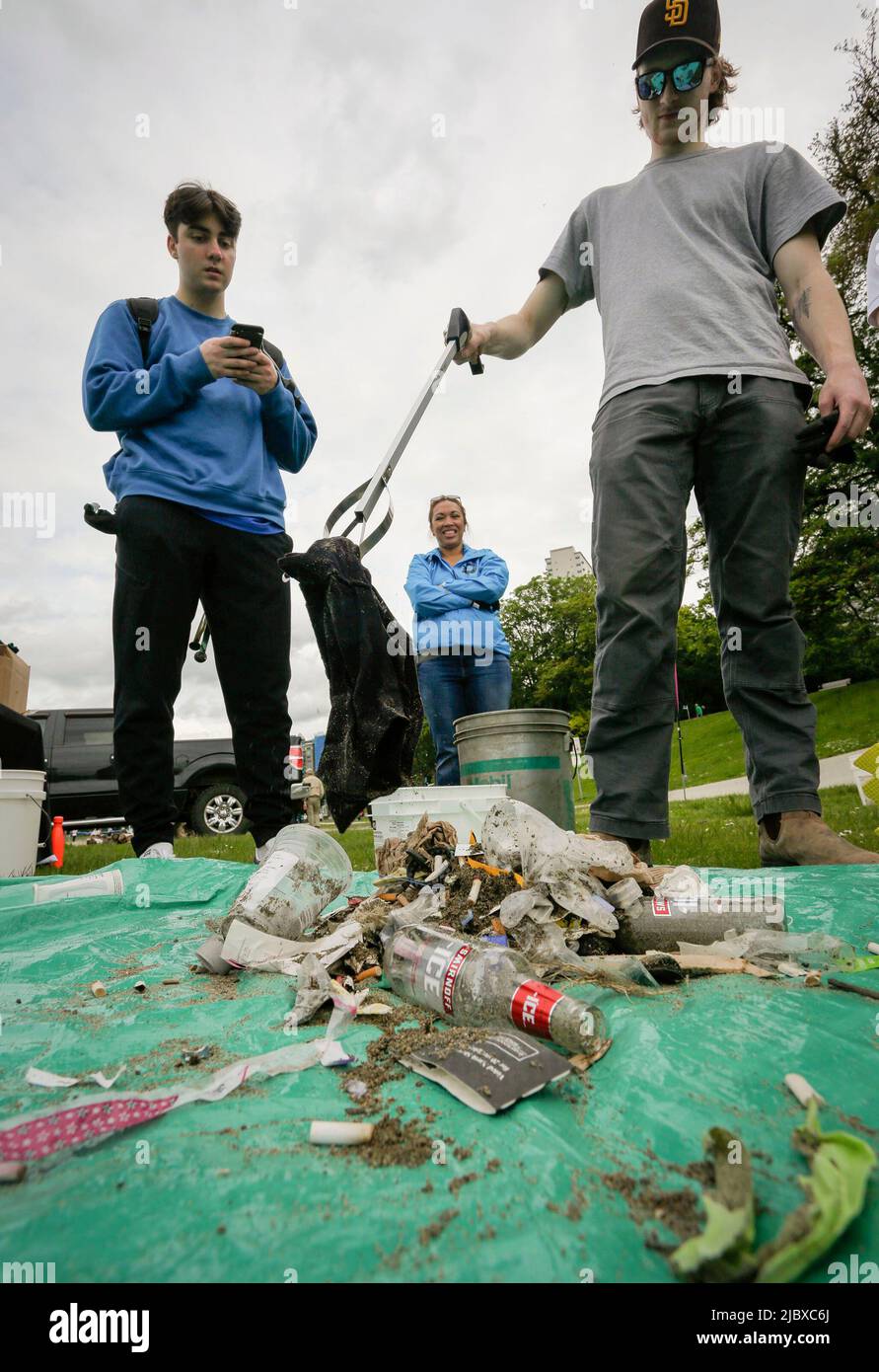 Vancouver, Canada. 8th juin 2022. Les bénévoles présentent les ordures recueillies sur une plage de la baie English, à Vancouver, en Colombie-Britannique, au Canada, sur 8 juin 2022. Les membres des collectivités ont participé à des activités de nettoyage des rives dans différentes villes du Canada pour marquer la Journée mondiale des océans mercredi. Credit: Liang Sen/Xinhua/Alay Live News Banque D'Images