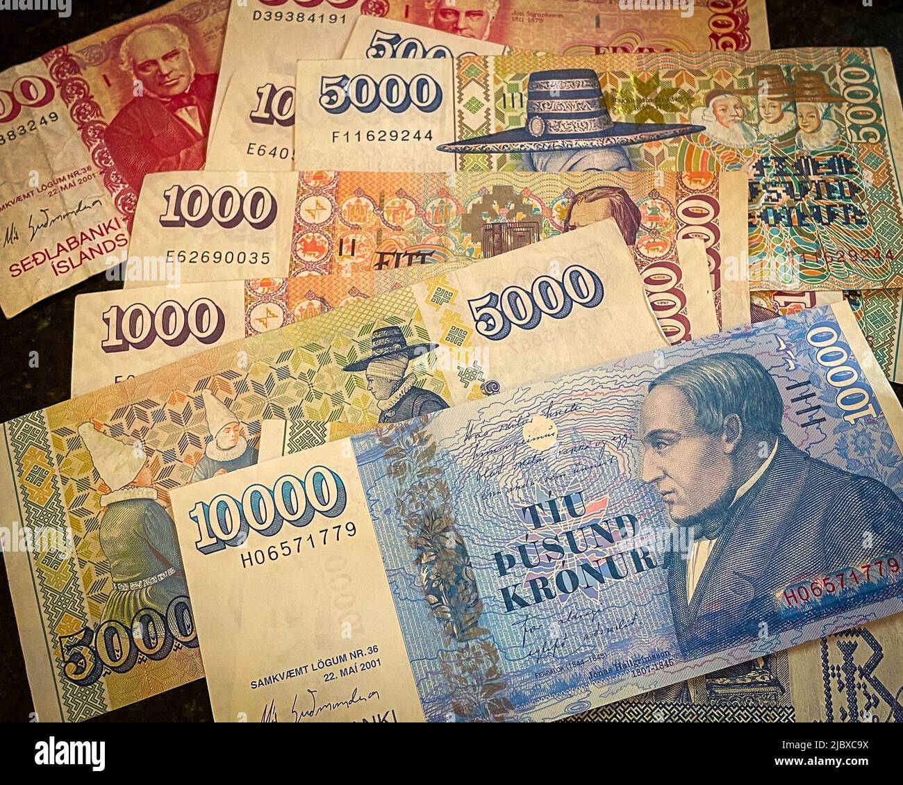 Image horizontale d'un assortiment de króna islandais ou de billets de banque. Composition des notes de 10 000, 5000, 1000 et 500 króna. Publié par le Seðlabanki Íslan Banque D'Images