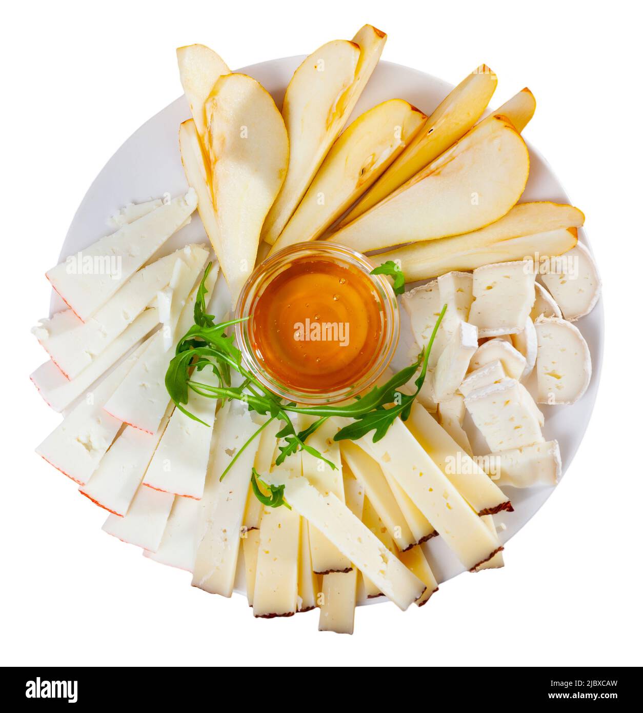 Différents types de fromage et de tranches de poire sur l'assiette Banque D'Images