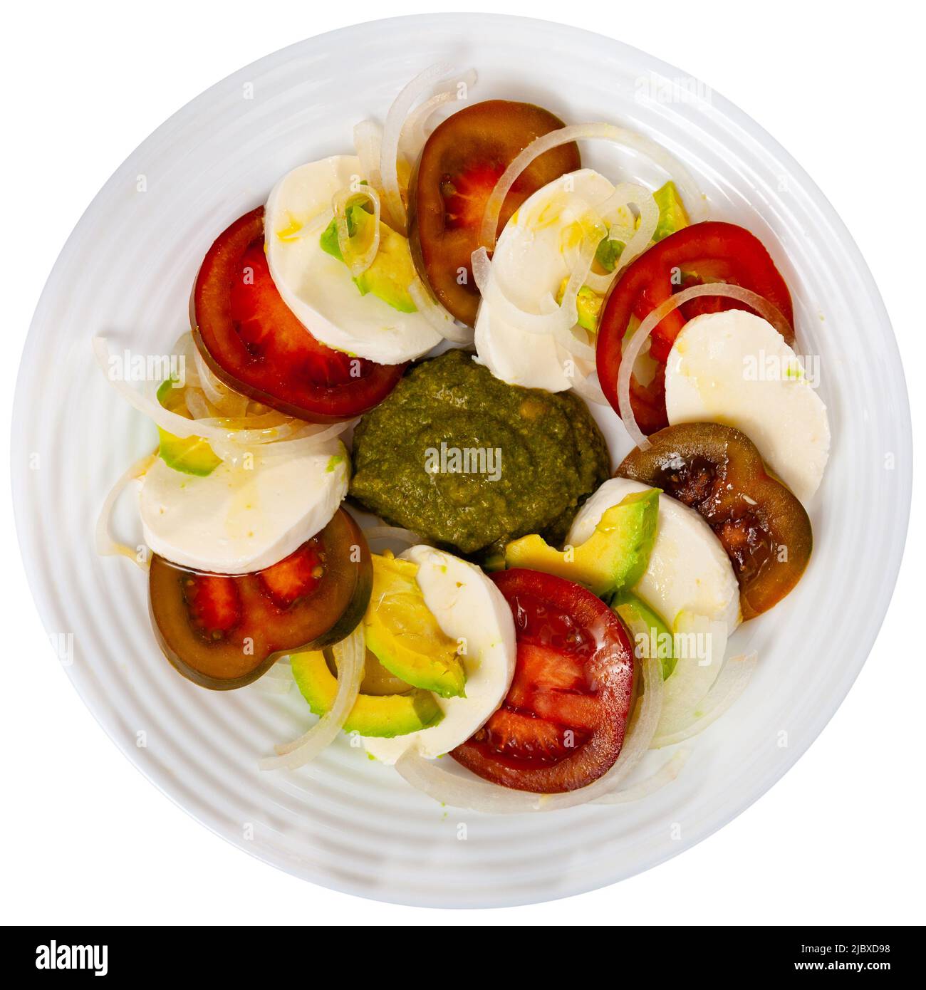 Salade avec tomates, mozzarella, oignon, avocat et pesto Banque D'Images