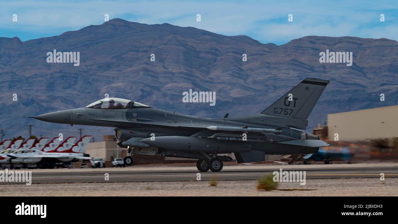 Un F-16C affecté à l'escadron d'essai et d'évaluation 422nd prend son envol pendant le drapeau noir 22-1 à la base aérienne de Nellis, Nevada, 10 mai 2022. Le tes 422nd est une unité géographiquement séparée du Groupe de test et d'évaluation 53rd, Eglin AFB, Floride. (É.-U. Photo de la Force aérienne par Airman 1st classe Makenna Gott) Banque D'Images