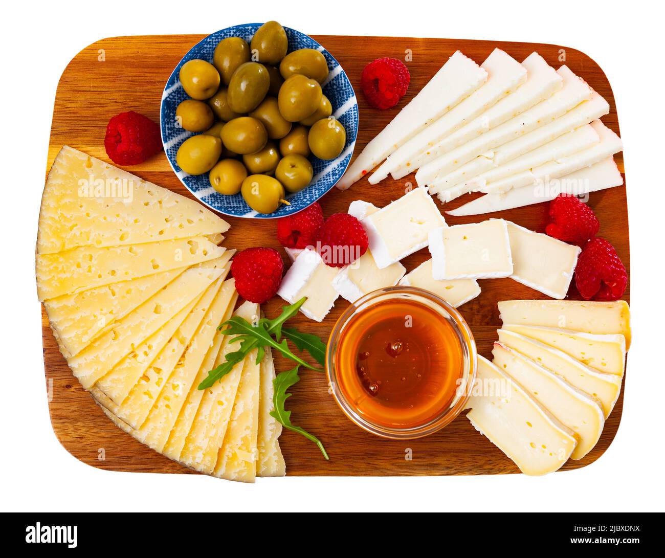 Différents types de fromage tranchés et servis sur l'assiette Banque D'Images