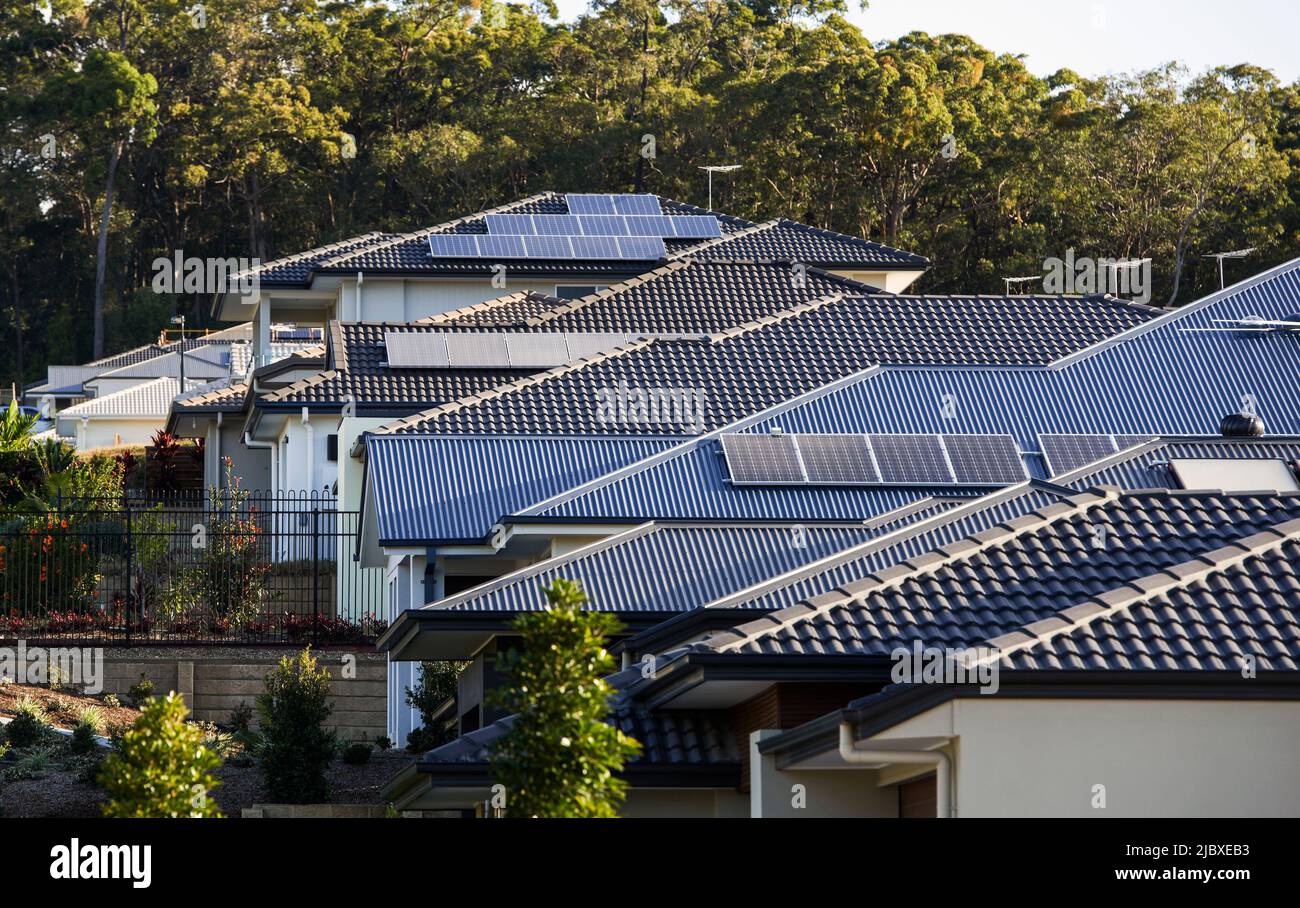 Panneaux solaires sur les toits des maisons urbaines Banque D'Images