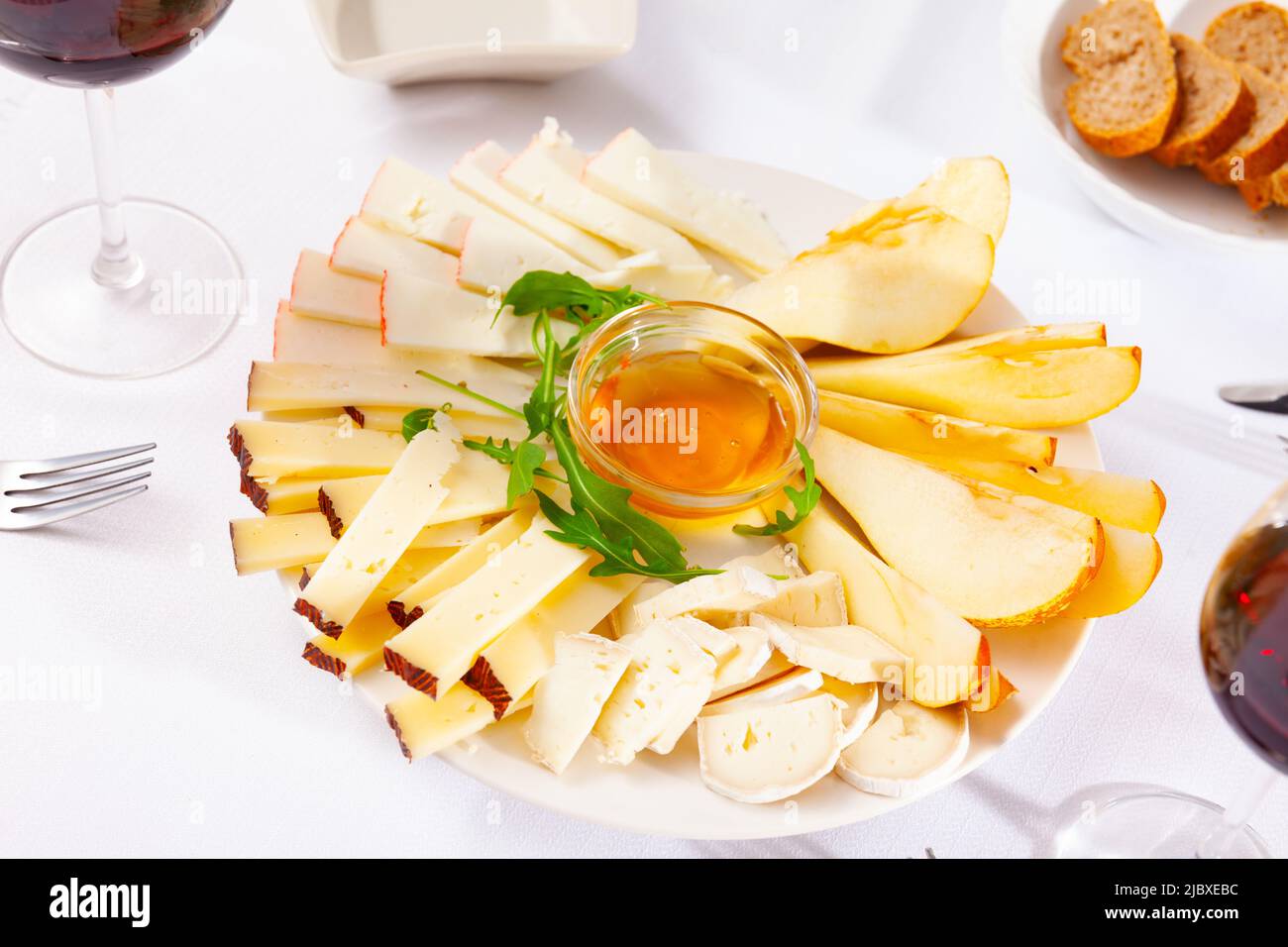 Différents types de fromage tranchés et servis sur l'assiette Banque D'Images