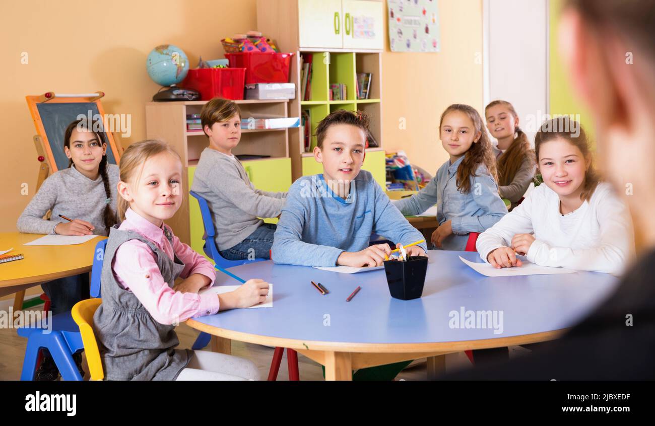 Portrait d'enseignant à l'écoute des élèves à l'école primaire de leçon Banque D'Images