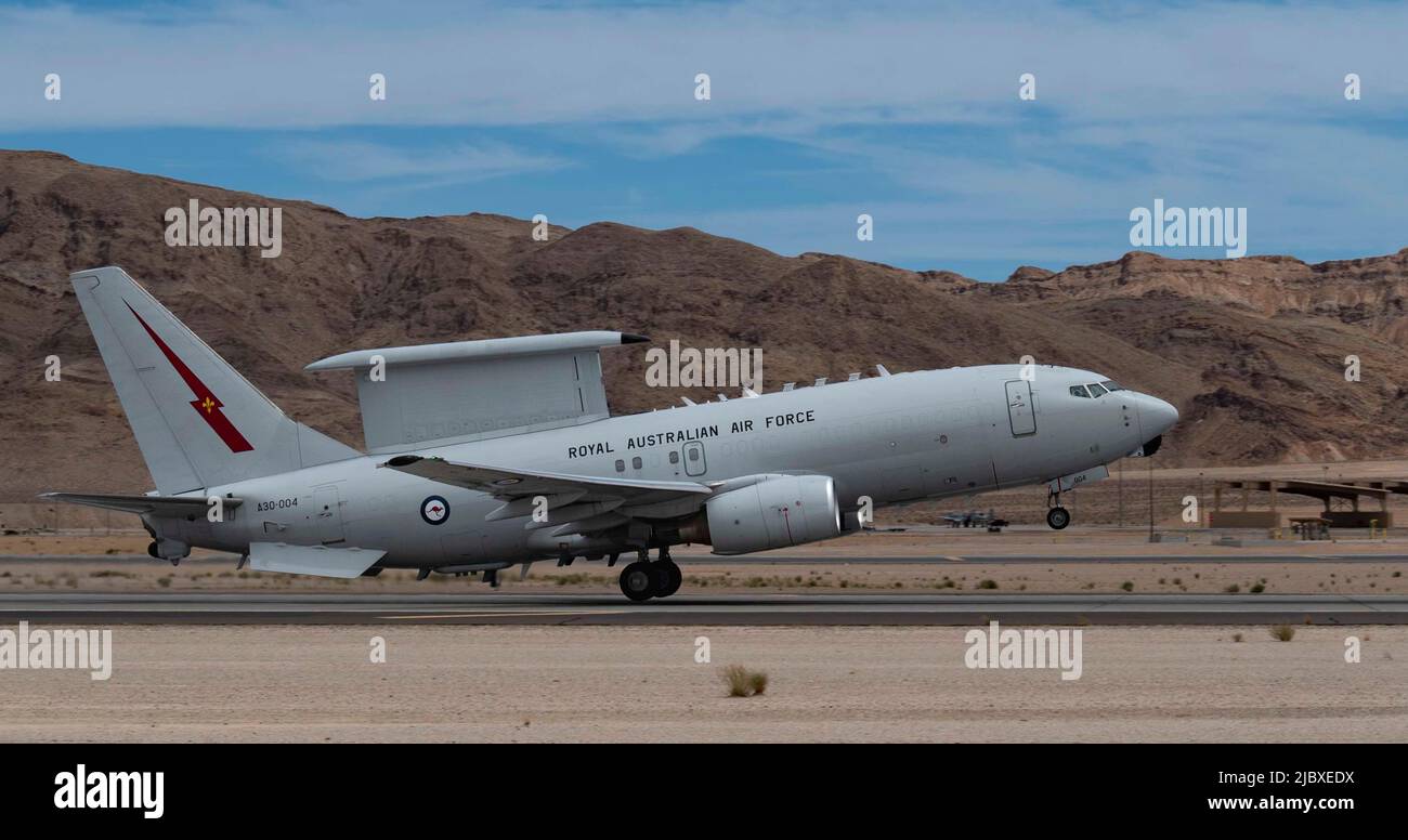 Un Wedgetail de la Royal Australian Air Force E-7A prend son envol pendant le Black Flag 22-1 à la base aérienne de Nellis, Nevada, 10 mai 2022. L'E-7A Wedgetail combine un radar de surveillance à longue portée, un radar secondaire et des systèmes de communication vocale et de données tactiques/stratégiques. (É.-U. Photo de la Force aérienne par Airman 1st classe Makenna Gott) Banque D'Images