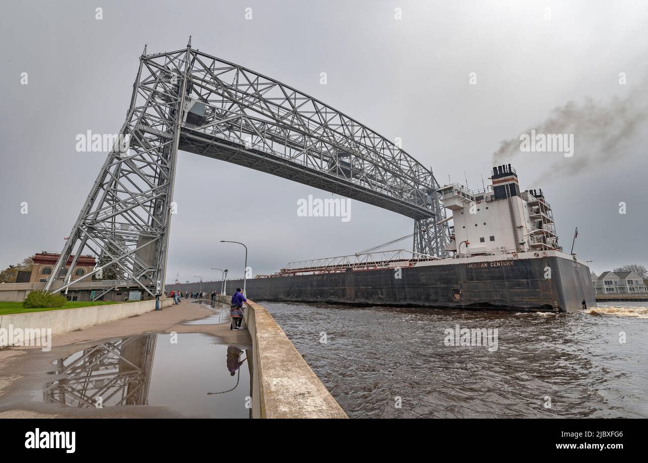 Duluth, Minnesota, ÉtatsUnis 29 mai 2022 les gens regardent un bateau qui traverse le pont