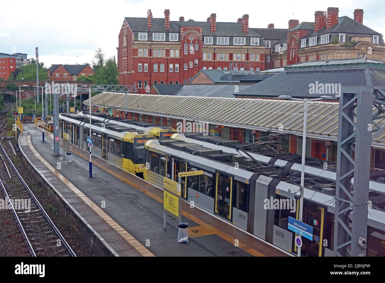 Deux trams Metrolink à l'échangeur / gare de transport en commun d'Altrincham, Stamford New Road, Greater Manchester, Angleterre, Royaume-Uni, WA14 1BL Banque D'Images