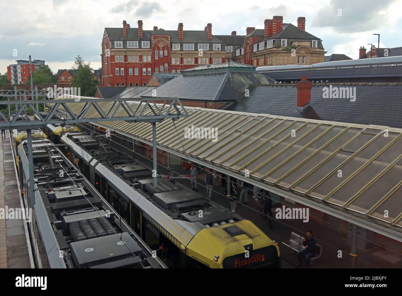 Deux trams Metrolink à l'échangeur / gare de transport en commun d'Altrincham, Stamford New Road, Greater Manchester, Angleterre, Royaume-Uni, WA14 1BL Banque D'Images