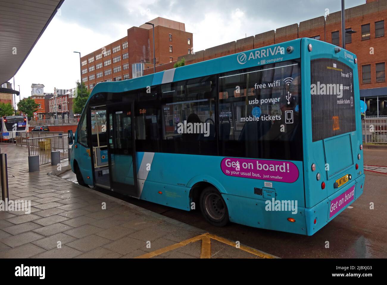 Arriva bus service 281, dans l'échangeur de transport du centre-ville d'Altrincham, Stamford New Road, Altrincham, Greater Manchester, Angleterre, ROYAUME-UNI, WA14 1EN Banque D'Images