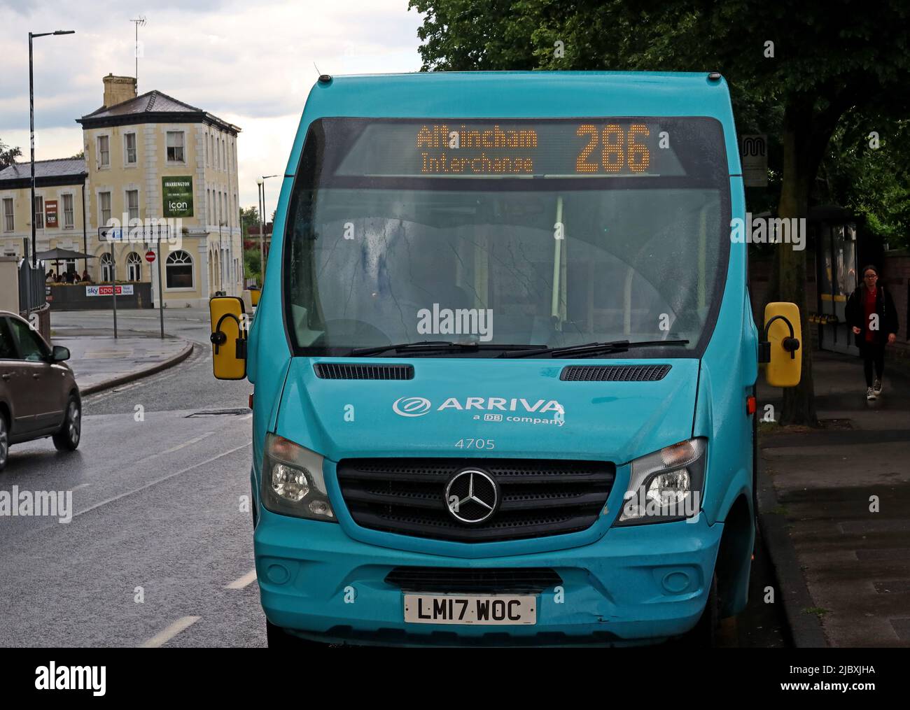 Arriva bus service 286, dans l'échangeur de transport du centre-ville d'Altrincham, Stamford New Road, Altrincham, Greater Manchester, Angleterre, ROYAUME-UNI, WA14 1EN Banque D'Images