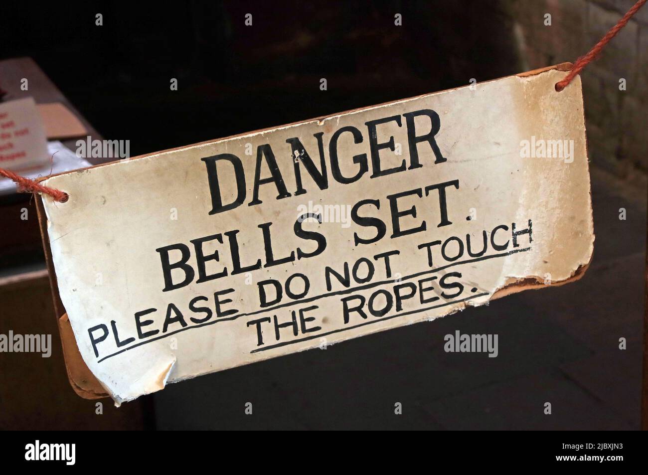 Danger Bells set, s'il vous plaît ne pas toucher le signe cordes, l'église St Oswald, Golborne Rd, Winwick, Warrington, Cheshire, Angleterre, WA2 8SZ Banque D'Images