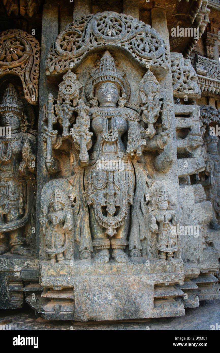 Sculptures intrinsèques très détaillées de la divinité avec des ornements à Somnathpur, Mysore, Karnataka, Inde. Temple hindou de 800 ans dédié à Lord Vishnu Banque D'Images