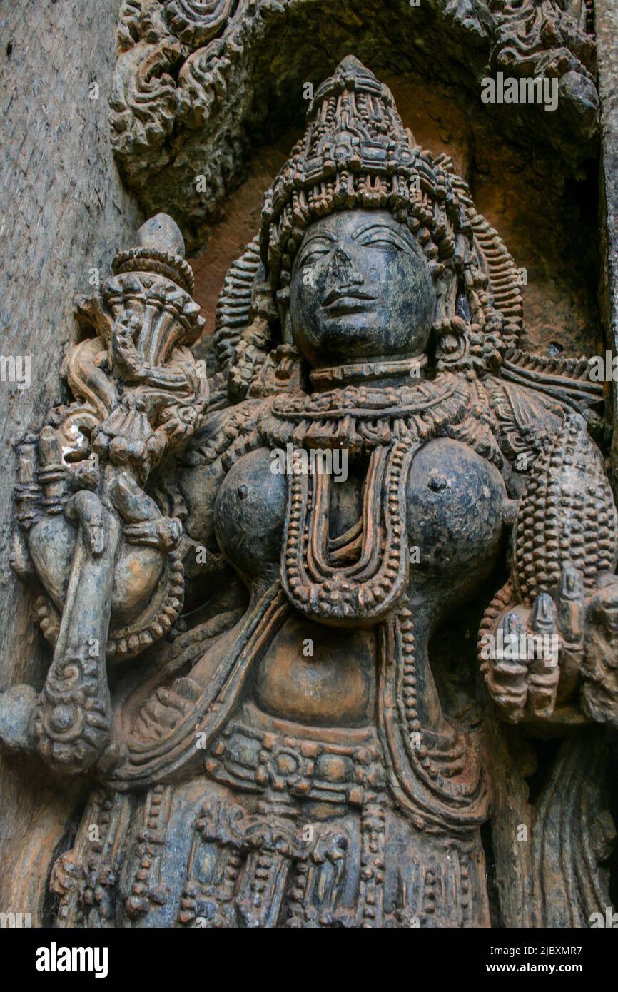 Sculptures intrinsèques très détaillées de la divinité avec des ornements à Somnathpur, Mysore, Karnataka, Inde. Temple hindou de 800 ans dédié à Lord Vishnu Banque D'Images