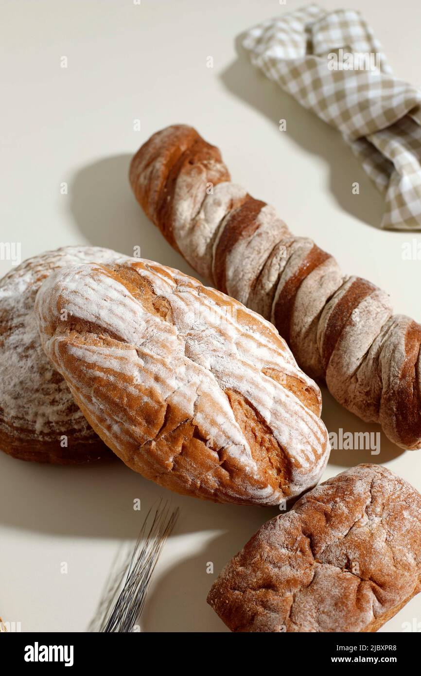 Sélection de pain Sourdough sur table à crème Banque D'Images