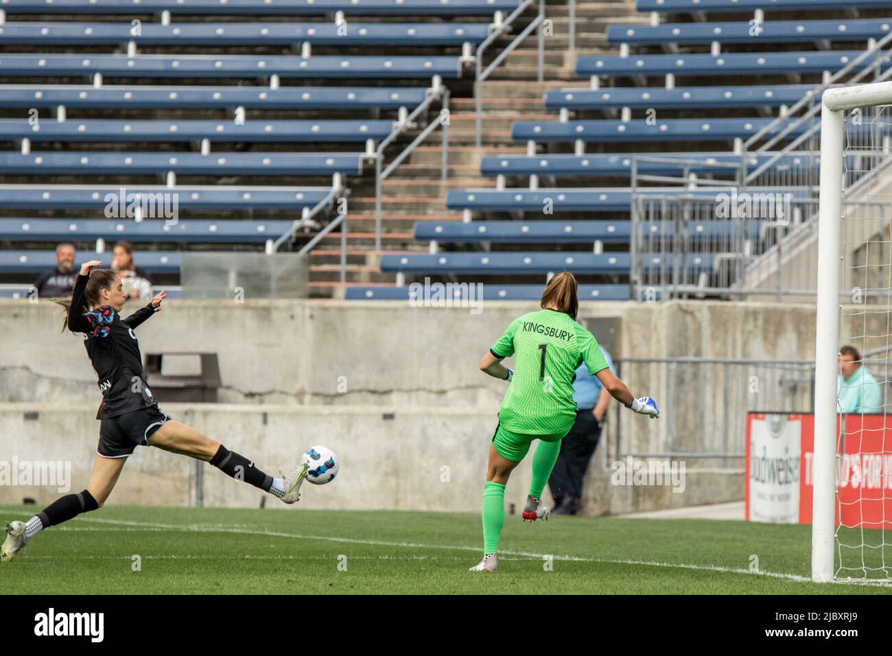 Aubrey Kingsbury (1 Washington Spirit) libère le ballon lors du match de football de la NWSL entre les Red Stars de Chicago et Washington Spirit le mercredi 8 juin 2022 au stade Seat Geek, Bridgeview, États-Unis. (AUCUNE UTILISATION COMMERCIALE). Shaina Benhiyoun/SPP Banque D'Images