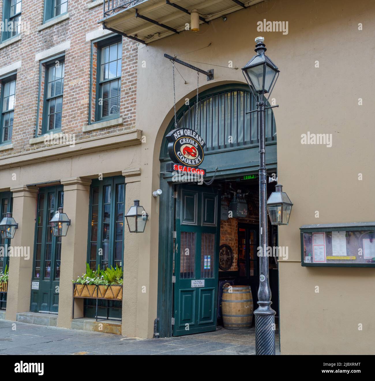 LA NOUVELLE-ORLÉANS, LA, États-Unis - 24 AVRIL 2022 : avant de la cuisine créole de la Nouvelle-Orléans sur la rue Toulouse dans le quartier français Banque D'Images