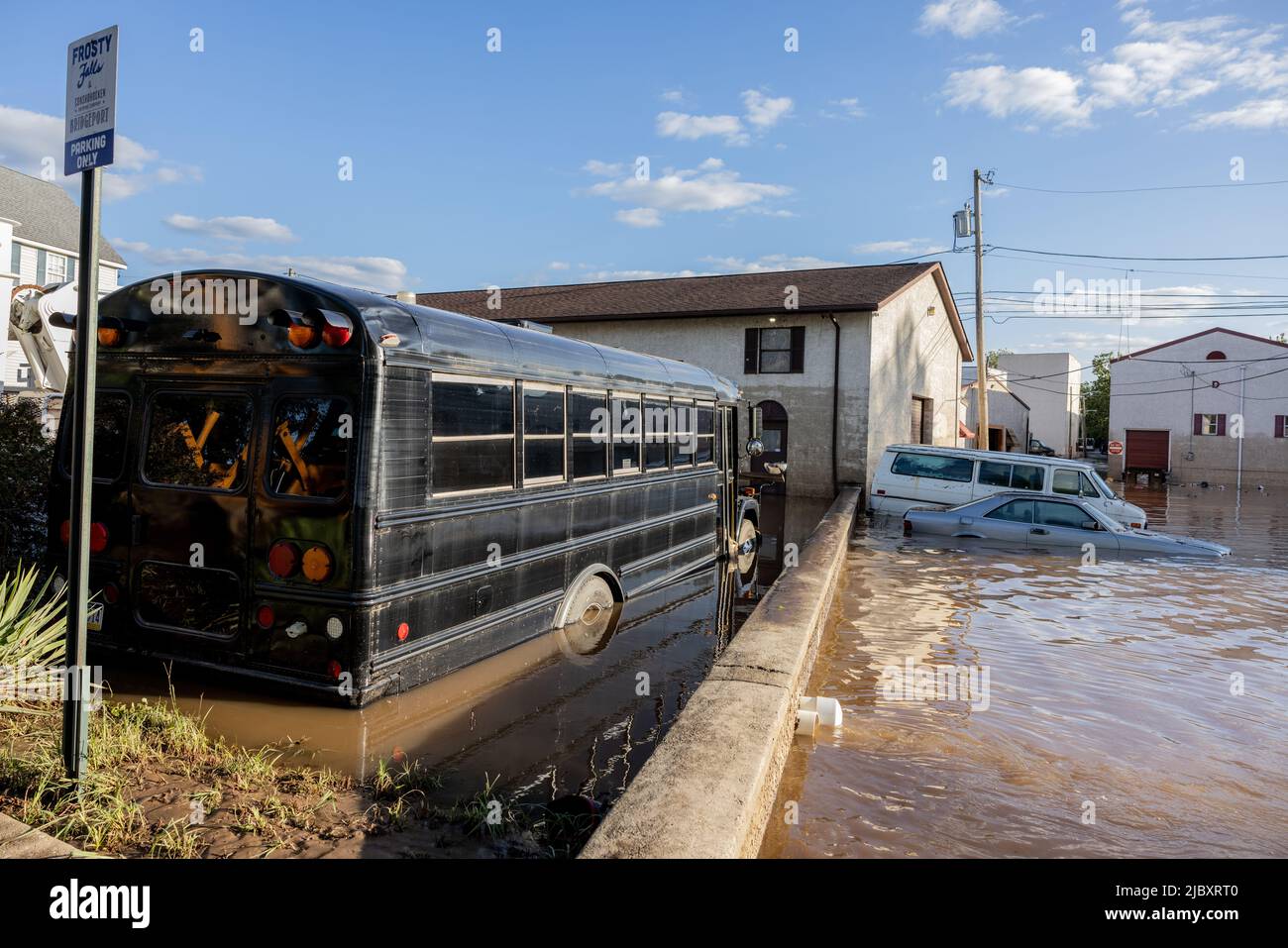 BRIDGEPORT, PA – 2 septembre 2021 : des véhicules sont installés dans les eaux de crue près de la rivière Schuylkill, les restes de l'ouragan Ida ayant touché le centre de l'Atlantique. Banque D'Images