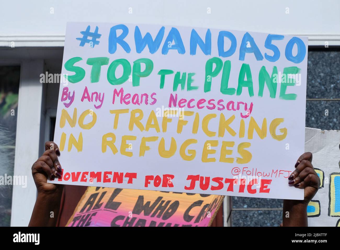Londres, Royaume-Uni, 9th juin 2022. Des militants, y compris des chercheurs d'aslyum, ont organisé une manifestation devant le Haut-commissariat du Rwanda, avant le premier vol d'expulsion du Royaume-Uni vers la nation africaine, le 14th juin. Le plan controversé de « délocalisation » du Home Office encouragera les expulsés à demander l'asile au Rwanda. On estime qu'environ 130 000 demandeurs d'asile seront en vol, et ceux de la Syrie, de l'Iran et du Soudan devraient être à bord. Crédit : onzième heure Photographie/Alamy Live News Banque D'Images