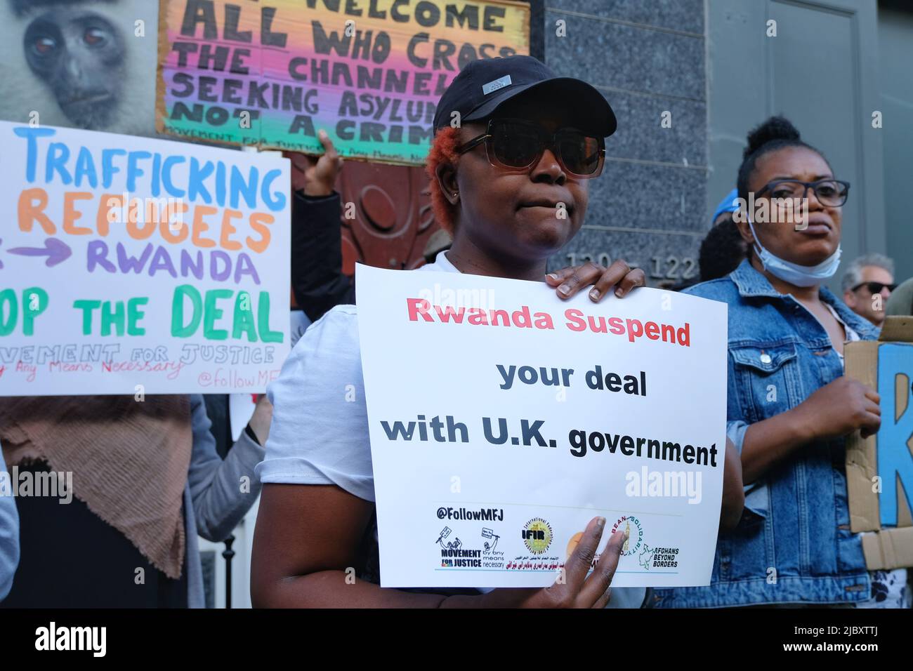 Londres, Royaume-Uni, 9th juin 2022. Des militants, y compris des chercheurs d'aslyum, ont organisé une manifestation devant le Haut-commissariat du Rwanda, avant le premier vol d'expulsion du Royaume-Uni vers la nation africaine, le 14th juin. Le plan controversé de « délocalisation » du Home Office encouragera les expulsés à demander l'asile au Rwanda. On estime qu'environ 130 000 demandeurs d'asile seront en vol, et ceux de la Syrie, de l'Iran et du Soudan devraient être à bord. Crédit : onzième heure Photographie/Alamy Live News Banque D'Images