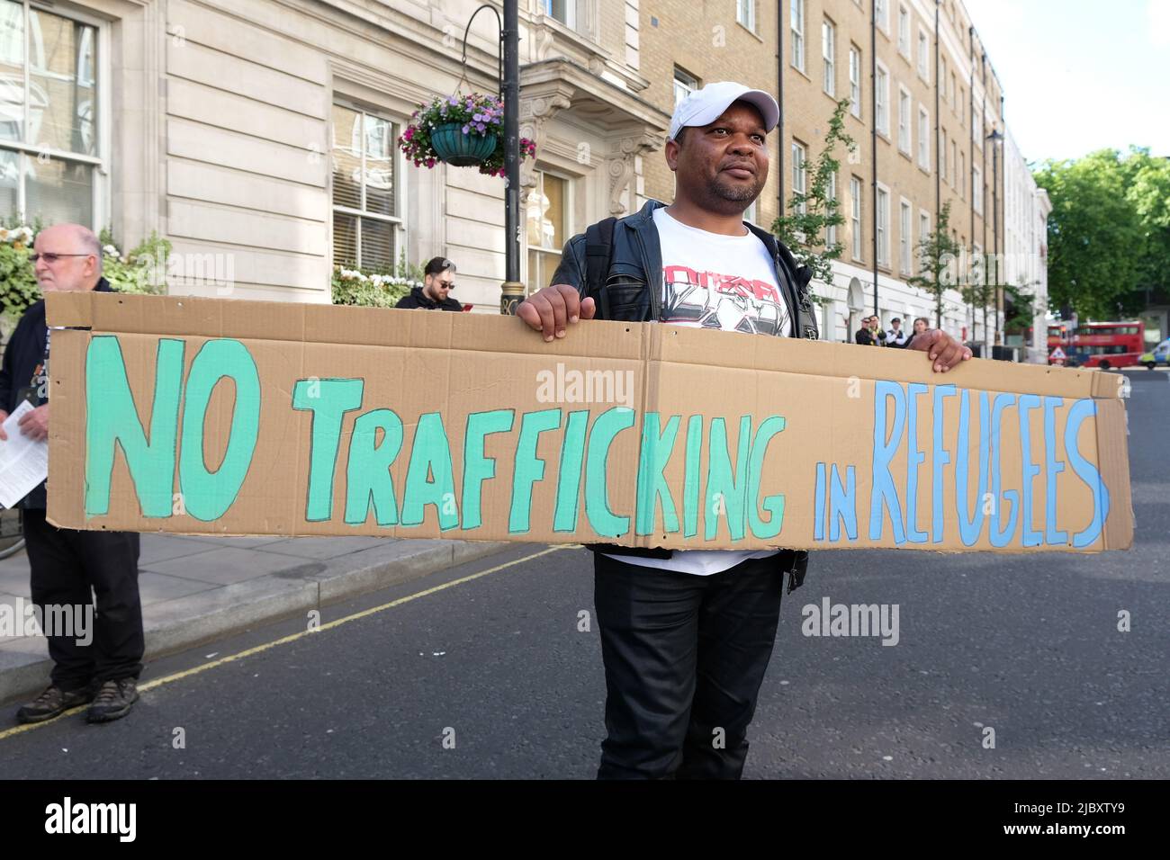 Londres, Royaume-Uni, 9th juin 2022. Des militants, y compris des chercheurs d'aslyum, ont organisé une manifestation devant le Haut-commissariat du Rwanda, avant le premier vol d'expulsion du Royaume-Uni vers la nation africaine, le 14th juin. Le plan controversé de « délocalisation » du Home Office encouragera les expulsés à demander l'asile au Rwanda. On estime qu'environ 130 000 demandeurs d'asile seront en vol, et ceux de la Syrie, de l'Iran et du Soudan devraient être à bord. Crédit : onzième heure Photographie/Alamy Live News Banque D'Images