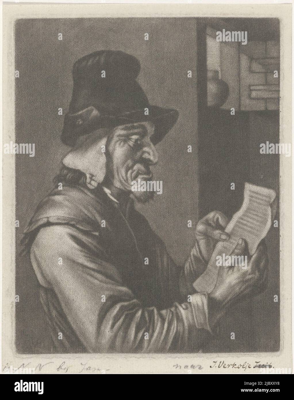Un vieil homme est en train de lire une lettre. Il porte un chapeau. A droite une fenêtre ouverte, dans son cadre est un pichet de bière., lettre Reading Man, imprimerie: Jan van der Bruggen, (mentionné sur l'objet), Jan Verkolje (I), 1659 - 1740, papier, gravure, h 126 mm × l 98 mm Banque D'Images