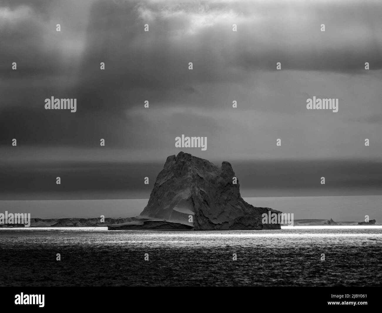 Noir et blanc, lumière spectaculaire sur Iceberg dans le détroit de l'Antarctique, Antarctique Banque D'Images