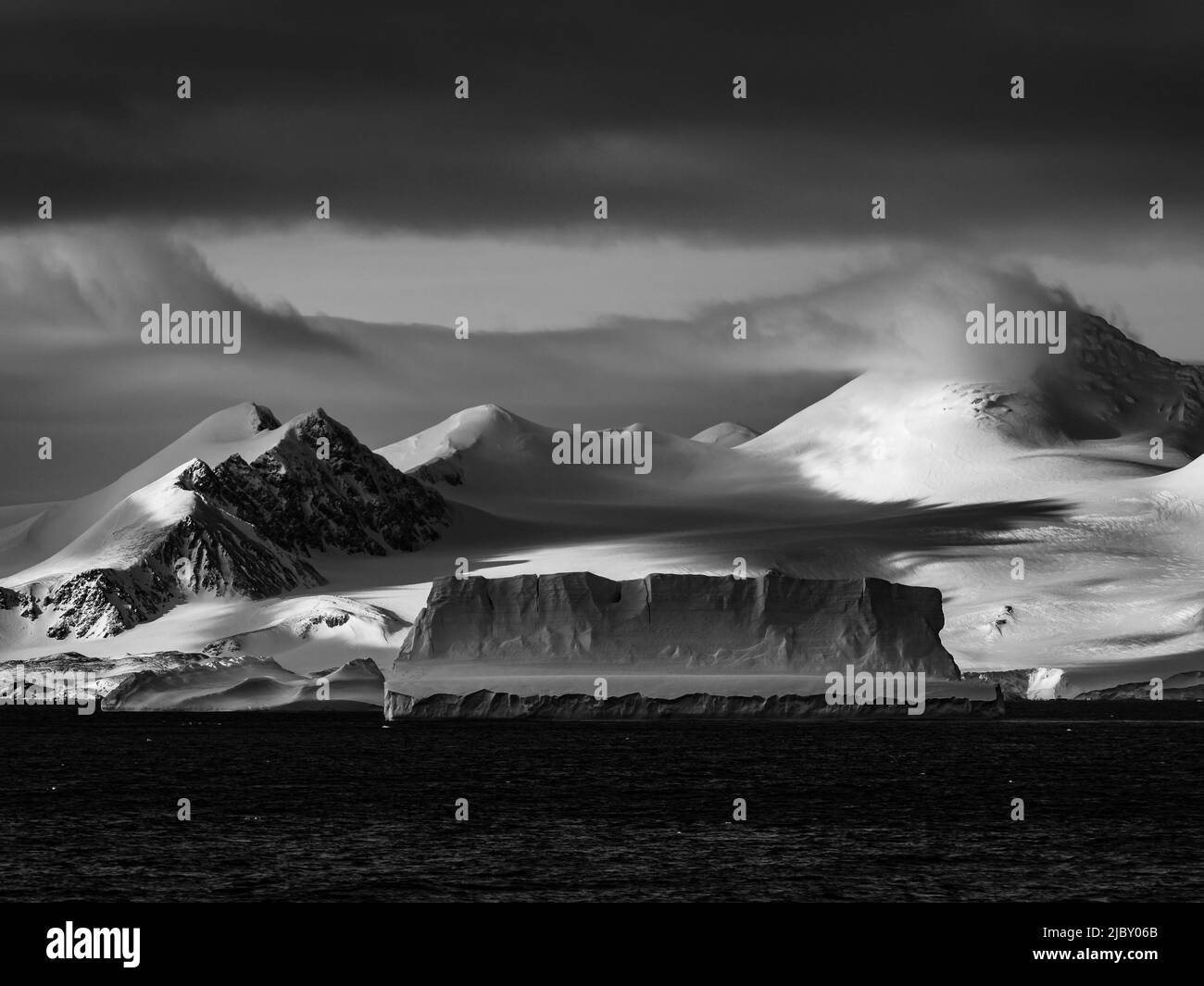 Noir et blanc, lumière spectaculaire sur le continent blanc, la péninsule antarctique, l'Antarctique Banque D'Images