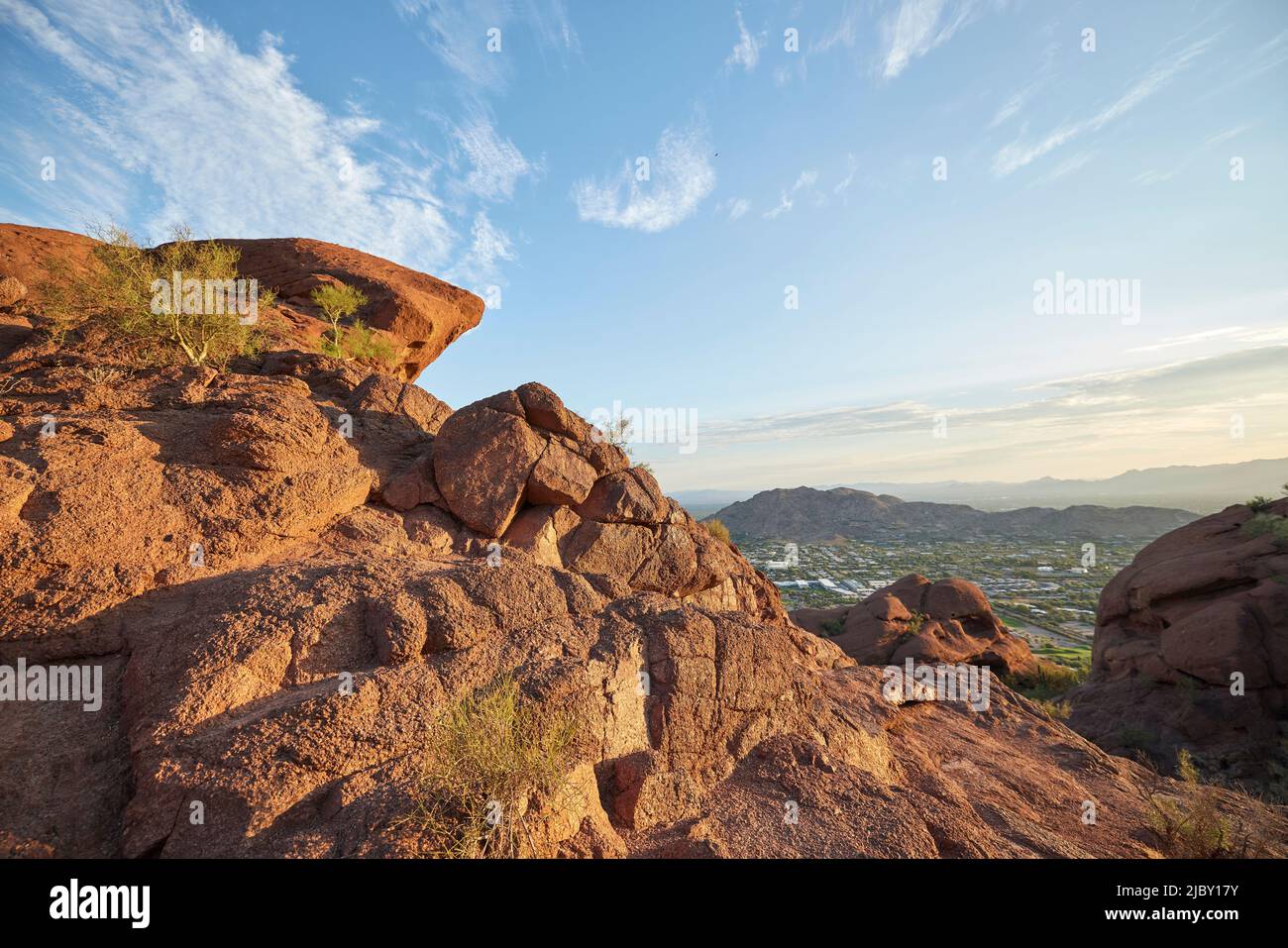 Vue sur Phoenix Arizona depuis le sentier de Camel Back Mountain Banque D'Images