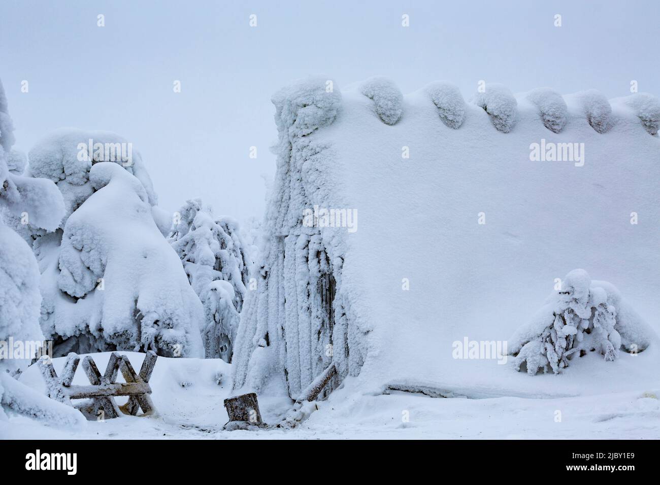 Un Shed de bois en Laponie finlandaise recouvert de neige après un blizzard. Scène d'hiver de boîte de chocolat Banque D'Images