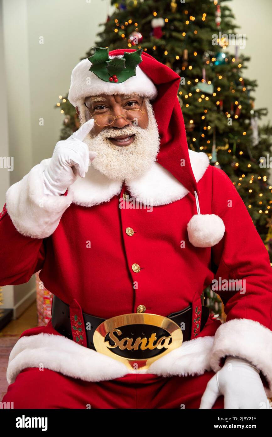 Représentation d'un Père Noël noir afro-américain, pointant vers la caméra. Banque D'Images