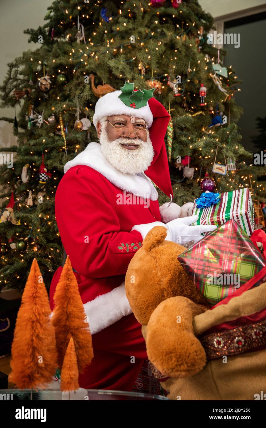 Le Père Noël noir sous l'arbre de Noël Photo Stock - Alamy