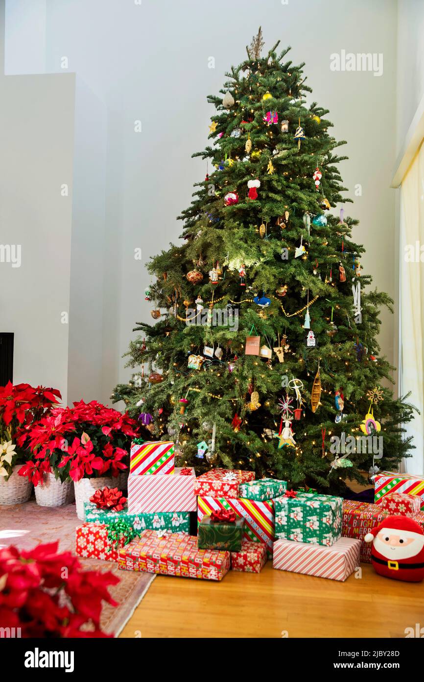 Salon avec arbre de Noël et cadeaux. Banque D'Images