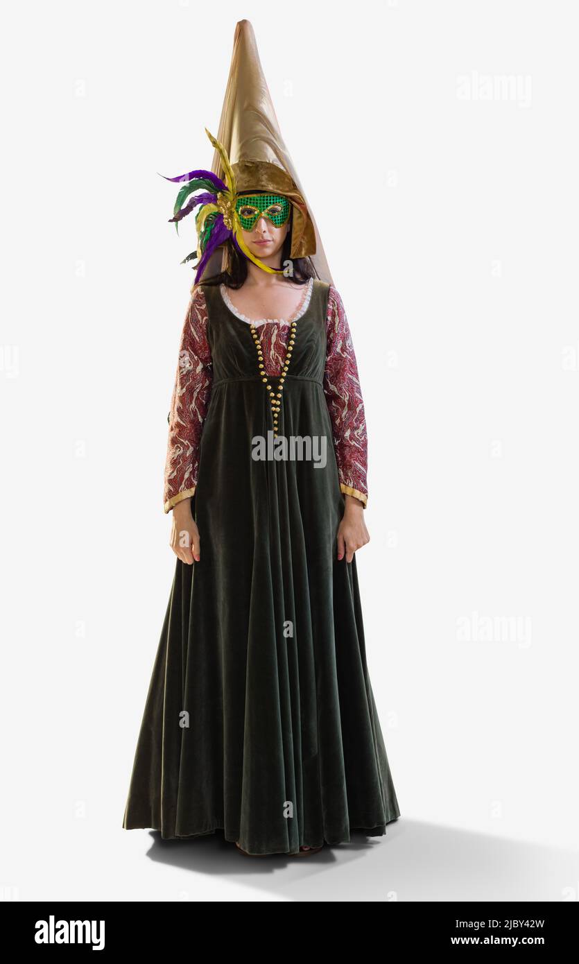 Portrait d'une femme habillée comme une princesse médiévale pour Halloween portant un masque regardant dans l'appareil photo avec l'expression de deadpan, sur fond blanc Banque D'Images