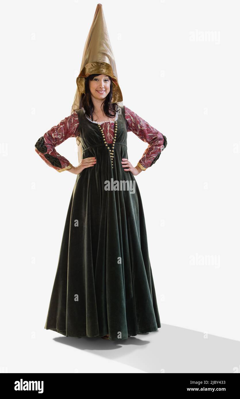 Portrait d'une femme habillée comme princesse médiévale pour Halloween, regardant dans l'appareil photo avec les mains sur les hanches, sur un fond blanc Banque D'Images