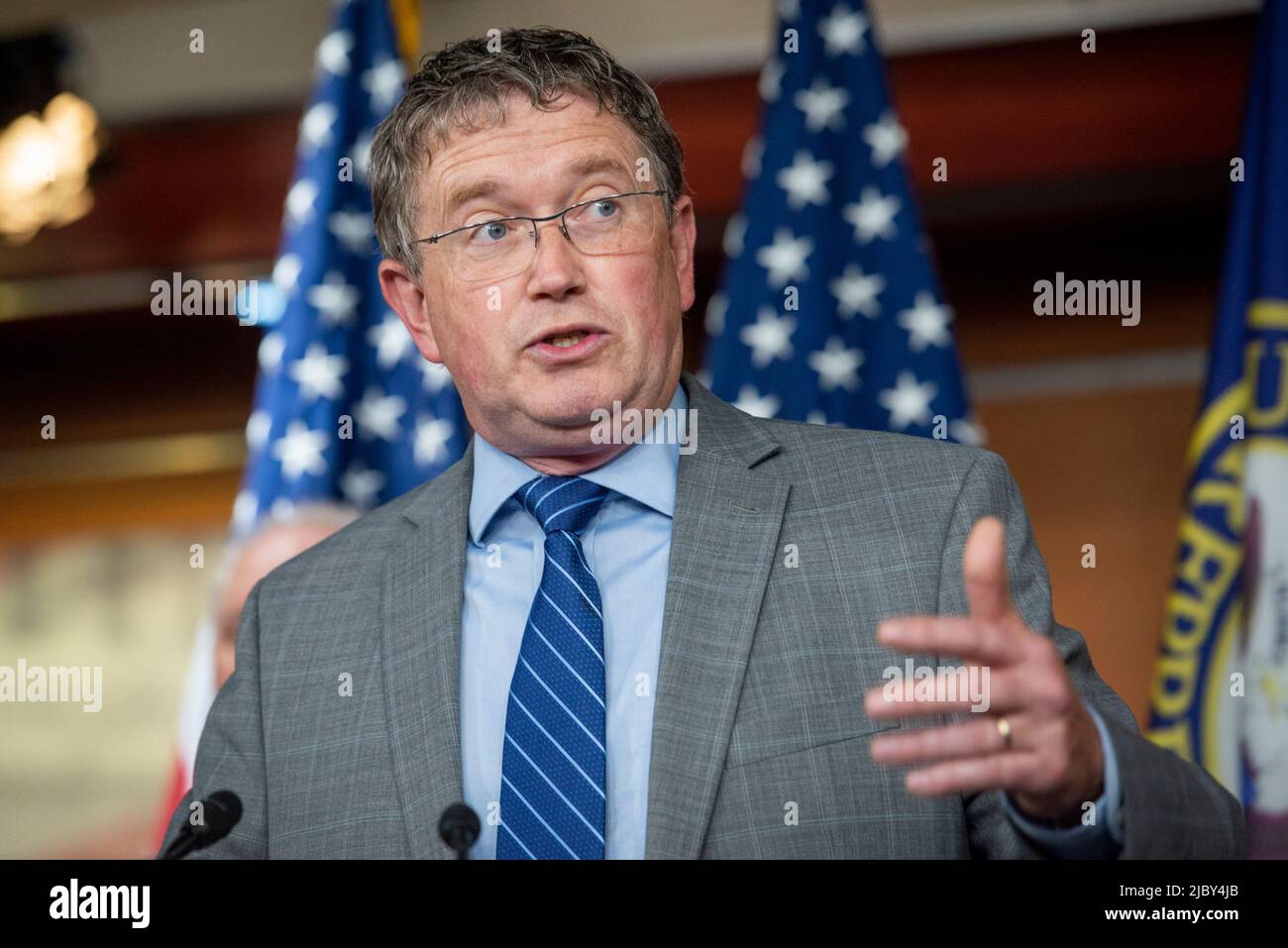 Deuxième amendement le coprésident du caucus le représentant des États-Unis, Thomas Massie (républicain du Kentucky), formule des remarques sur la protection des droits du deuxième amendement des citoyens lors d'une conférence de presse au Capitole des États-Unis à Washington, DC, mercredi, 8 juin 2022. Crédit : Rod Lamkey/CNP Banque D'Images