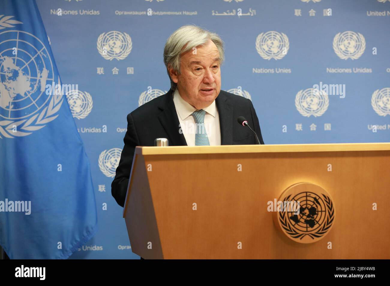 Nations Unies, siège de l'ONU à New York. 8th juin 2022. Antonio Guterres, Secrétaire général de l'ONU, s'exprime lors du lancement d'un deuxième rapport du Groupe mondial de réponse à la crise sur l'alimentation, l'énergie et les finances au sujet du conflit en Ukraine, au siège de l'ONU à New York, au 8 juin 2022. Credit: XIE E/Xinhua/Alay Live News Banque D'Images