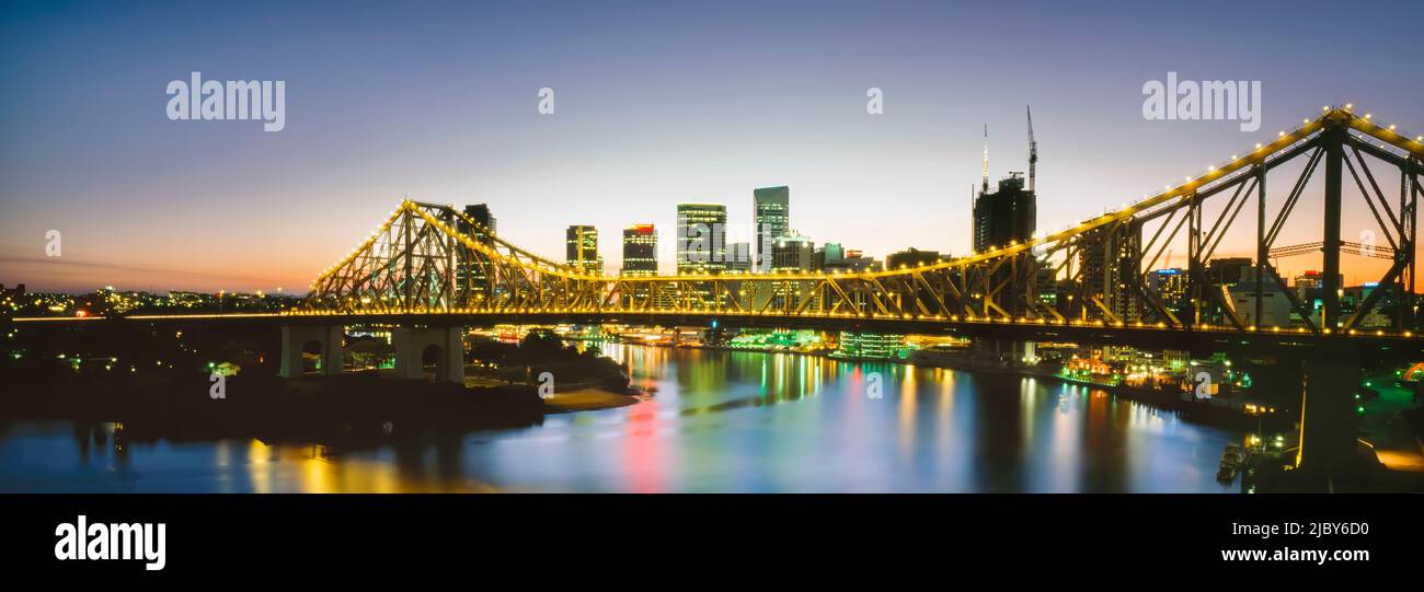 Panorama of Story Bridge s'éveille la nuit au-dessus du fleuve Brisbane Banque D'Images