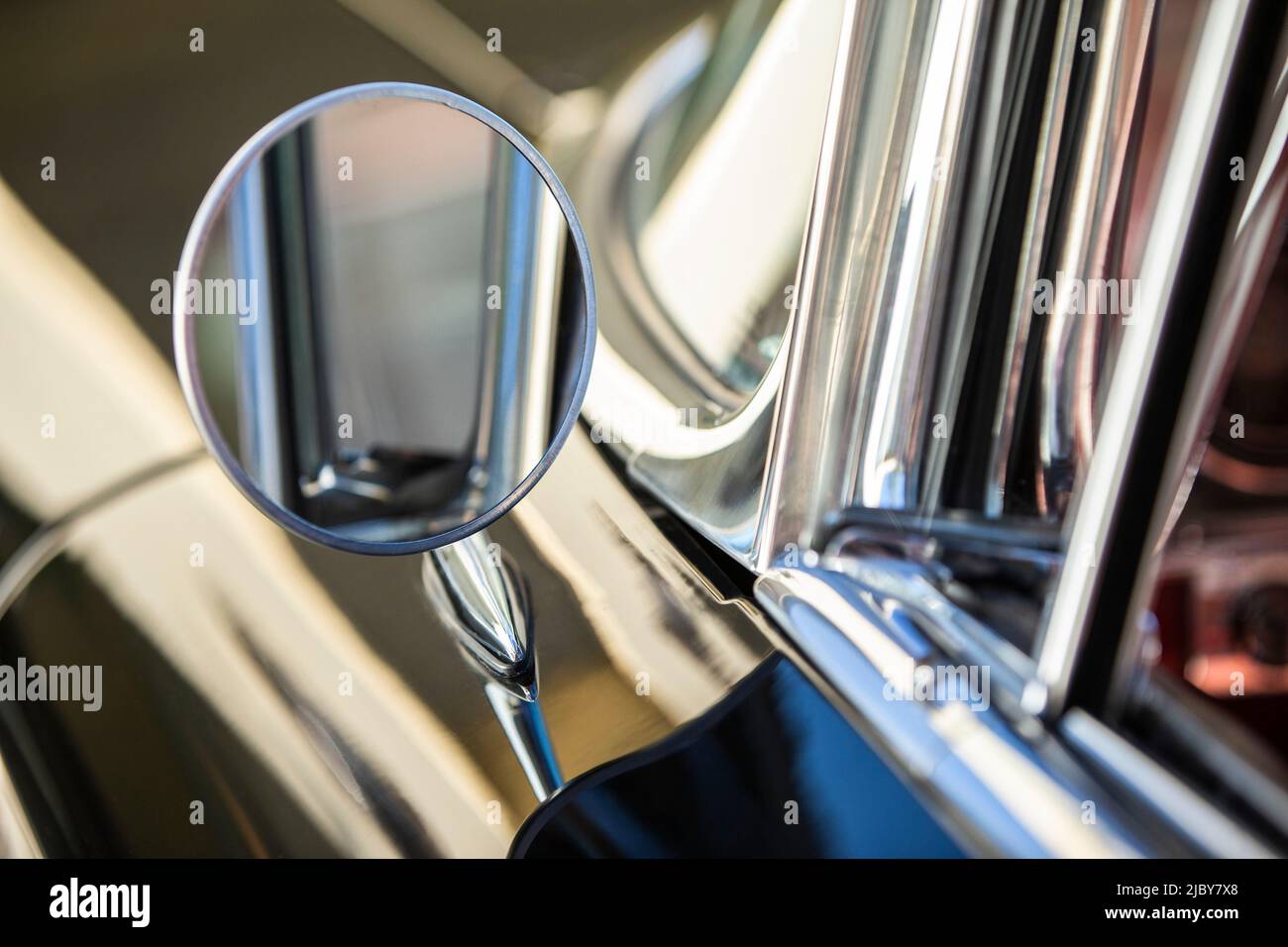 Détail des rétroviseurs latéraux chromés sur la berline Old Sport 1960 Banque D'Images