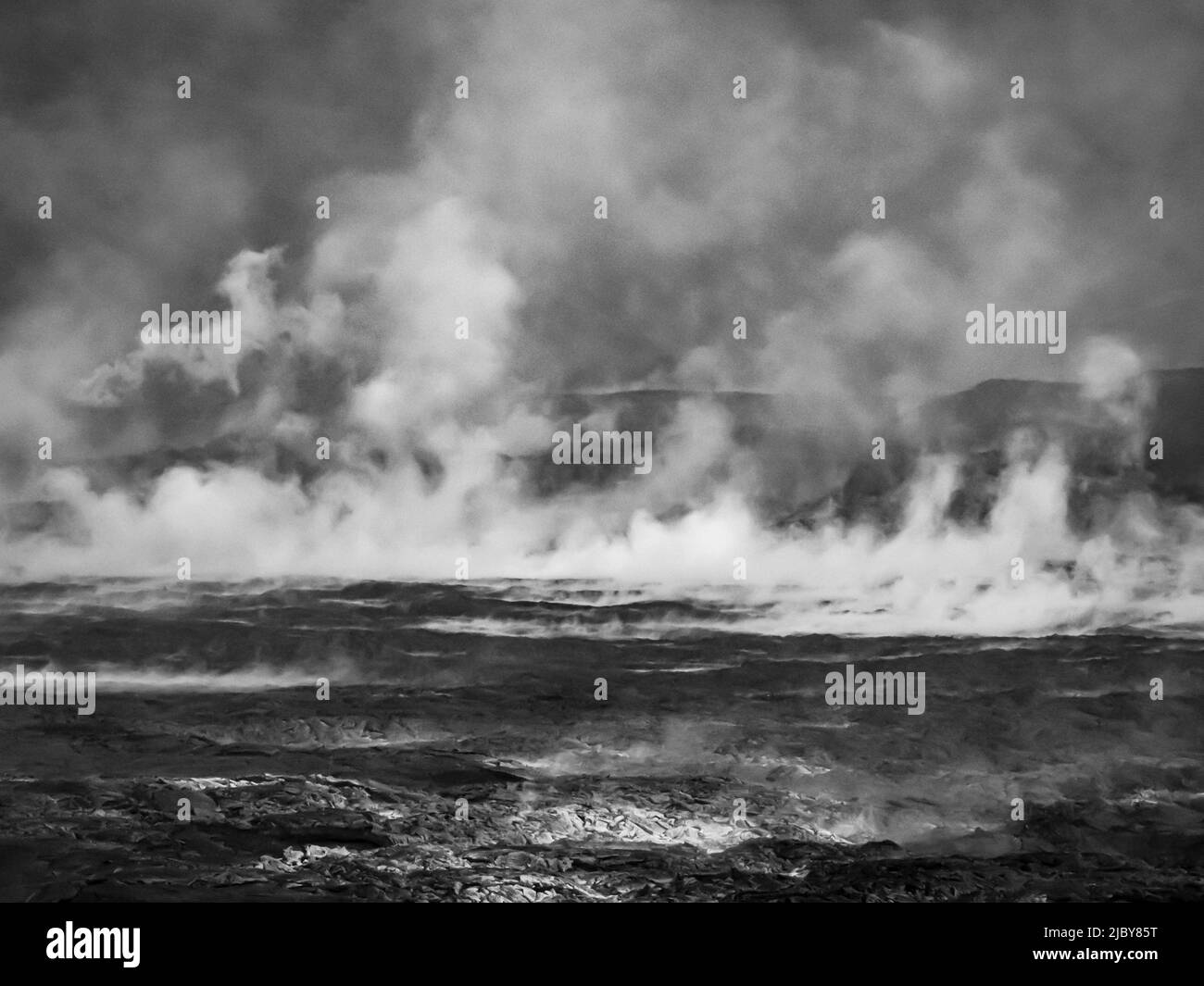 Noir et blanc, vapeur s'élève du lac de lave remplissant la vallée autour du volcan Fagadalsfjall, Islande Banque D'Images