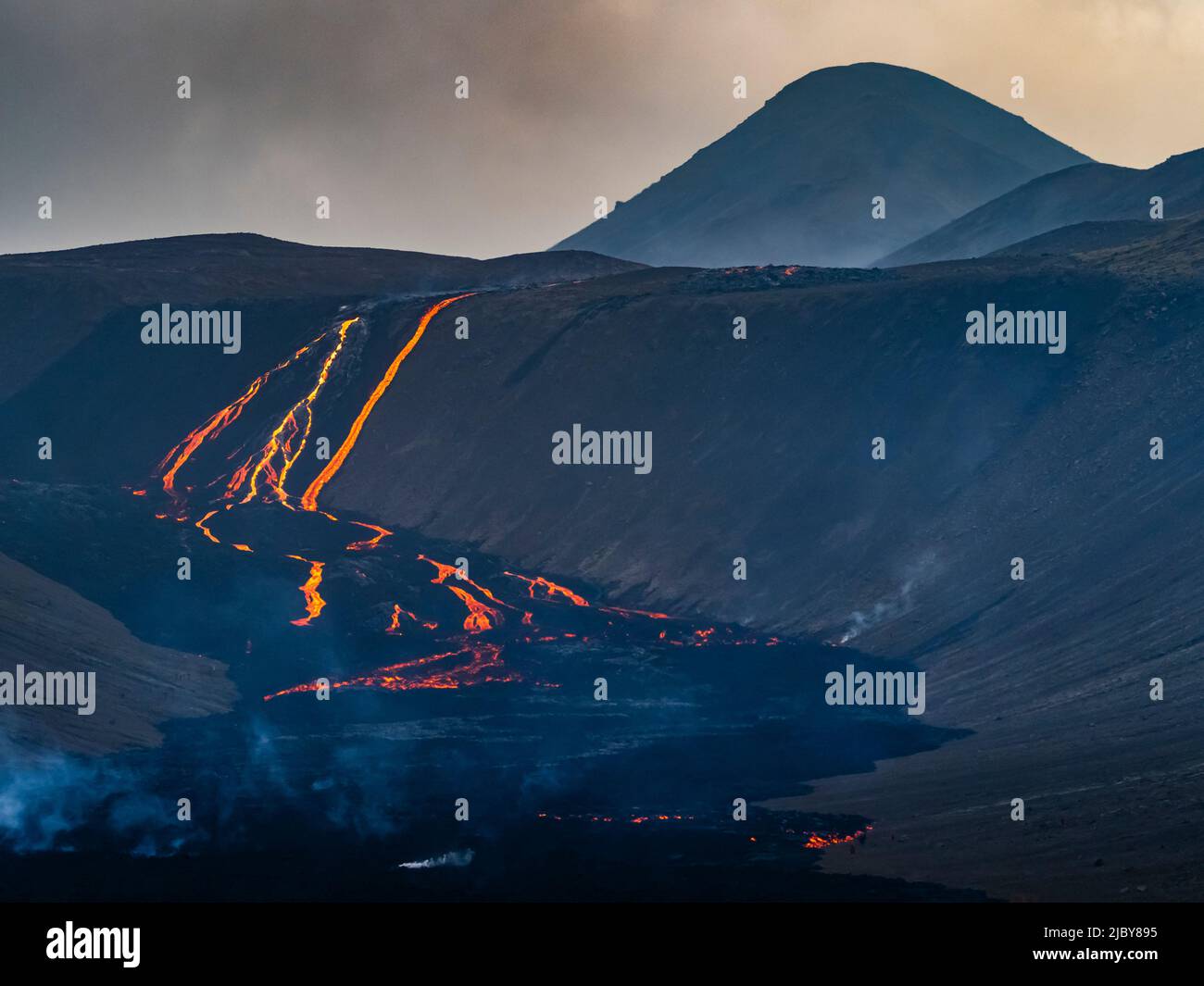 Cascade lumineuse de Lava s'écoulant en pente abrupte, volcan Fagradalsfjall, Islande Banque D'Images