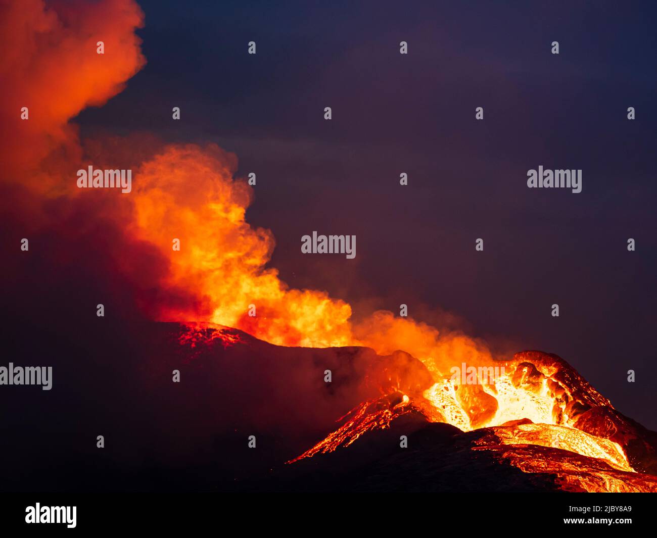 Lave luisant au crépuscule, volcan Faggadalsfjall de la colline d'observation, Islande Banque D'Images