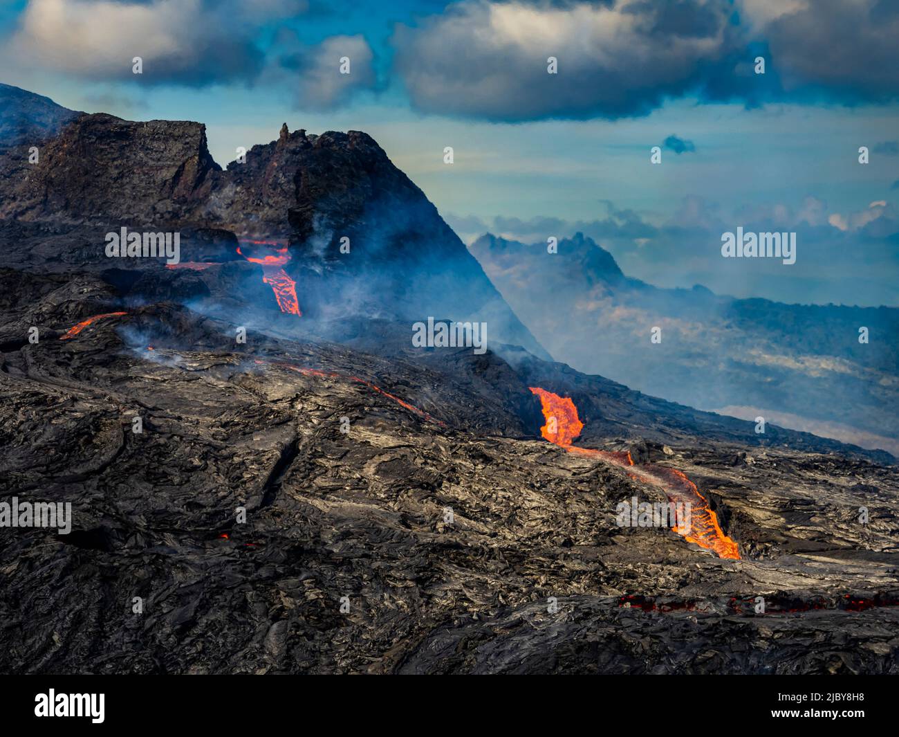 Photo de l'air, coulées de lave du cratère de Fagradalsfjall, éruption volcanique à Geldingadalir, Islande Banque D'Images