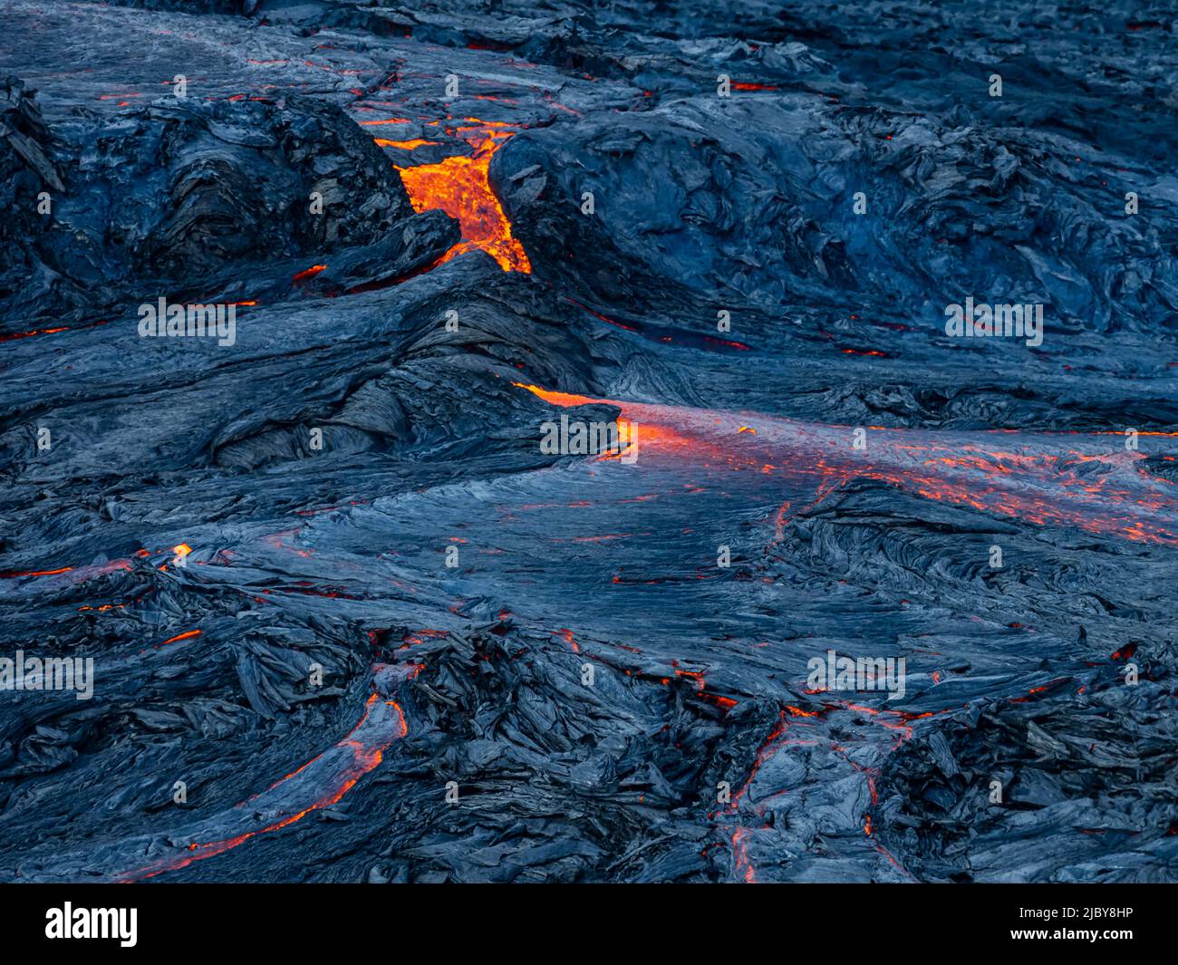 Lave chaude s'écoulant du cratère de Fagradalsfjall, éruption volcanique à Geldingadalir, Islande Banque D'Images