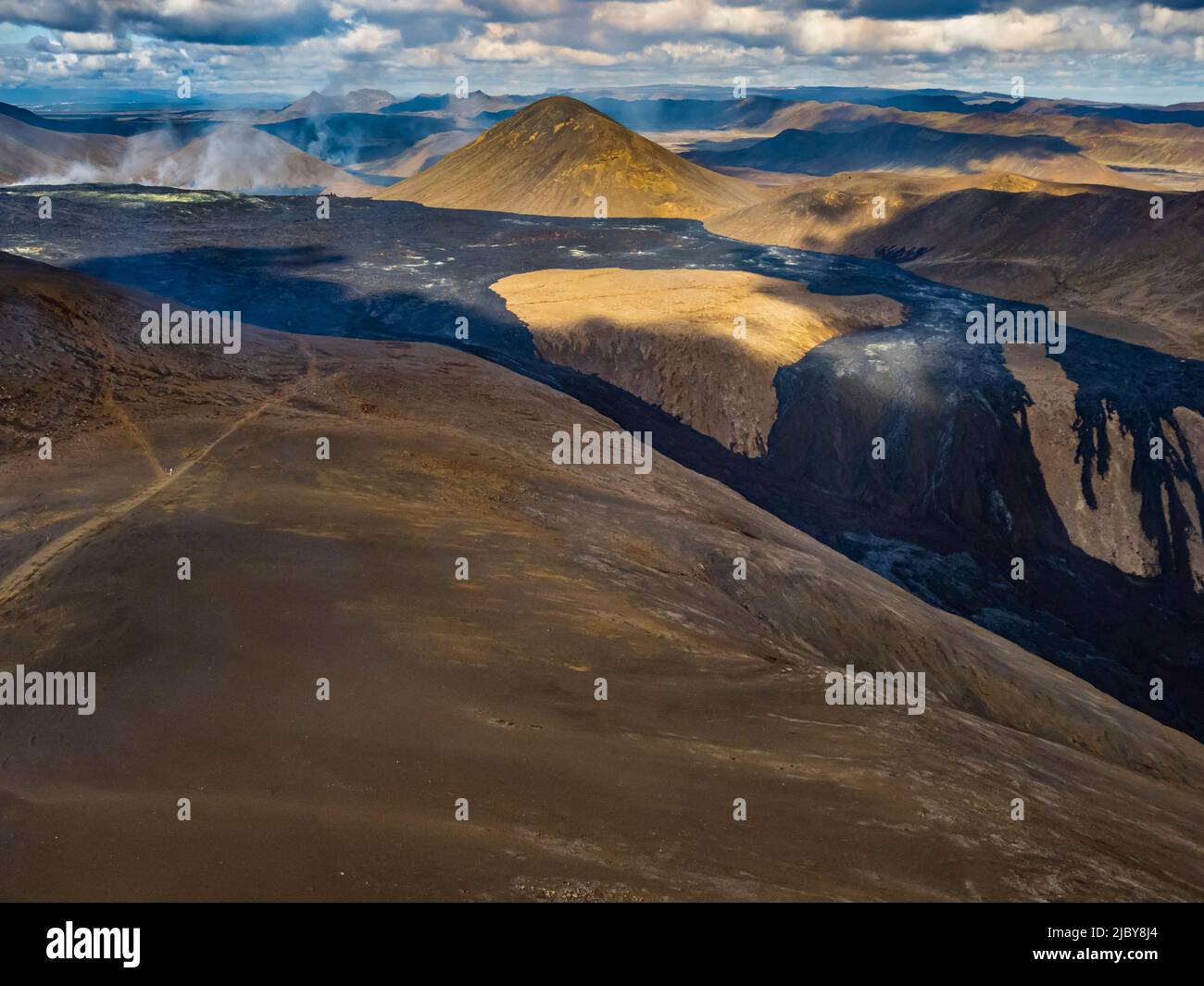 Photo aérienne des coulées de lave du cratère de Fagradalsfjall, éruption volcanique à Geldingadalir, Islande Banque D'Images