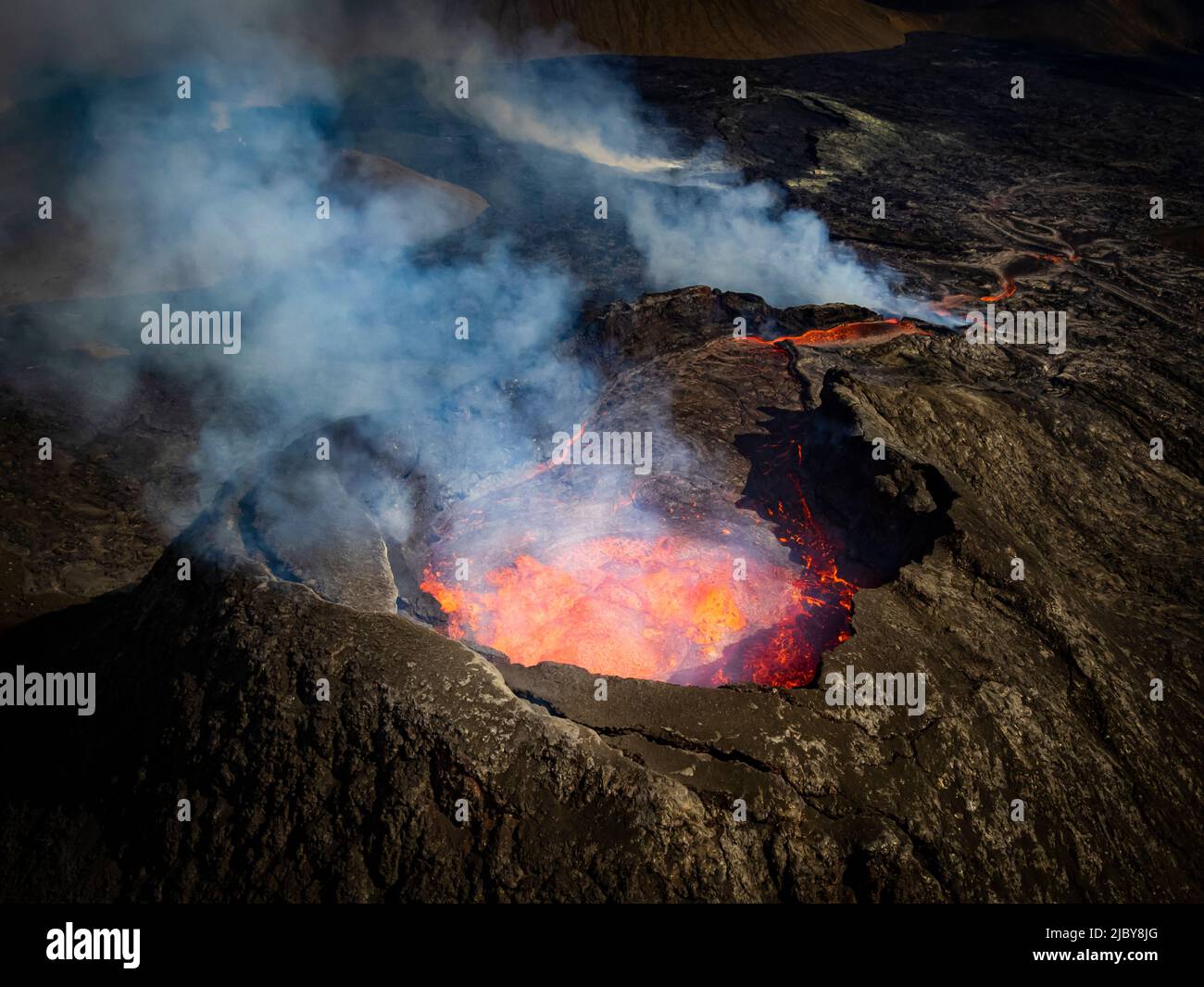 Photo aérienne du cratère de Fagradalsfjall, éruption volcanique à Geldingadalir, Islande Banque D'Images