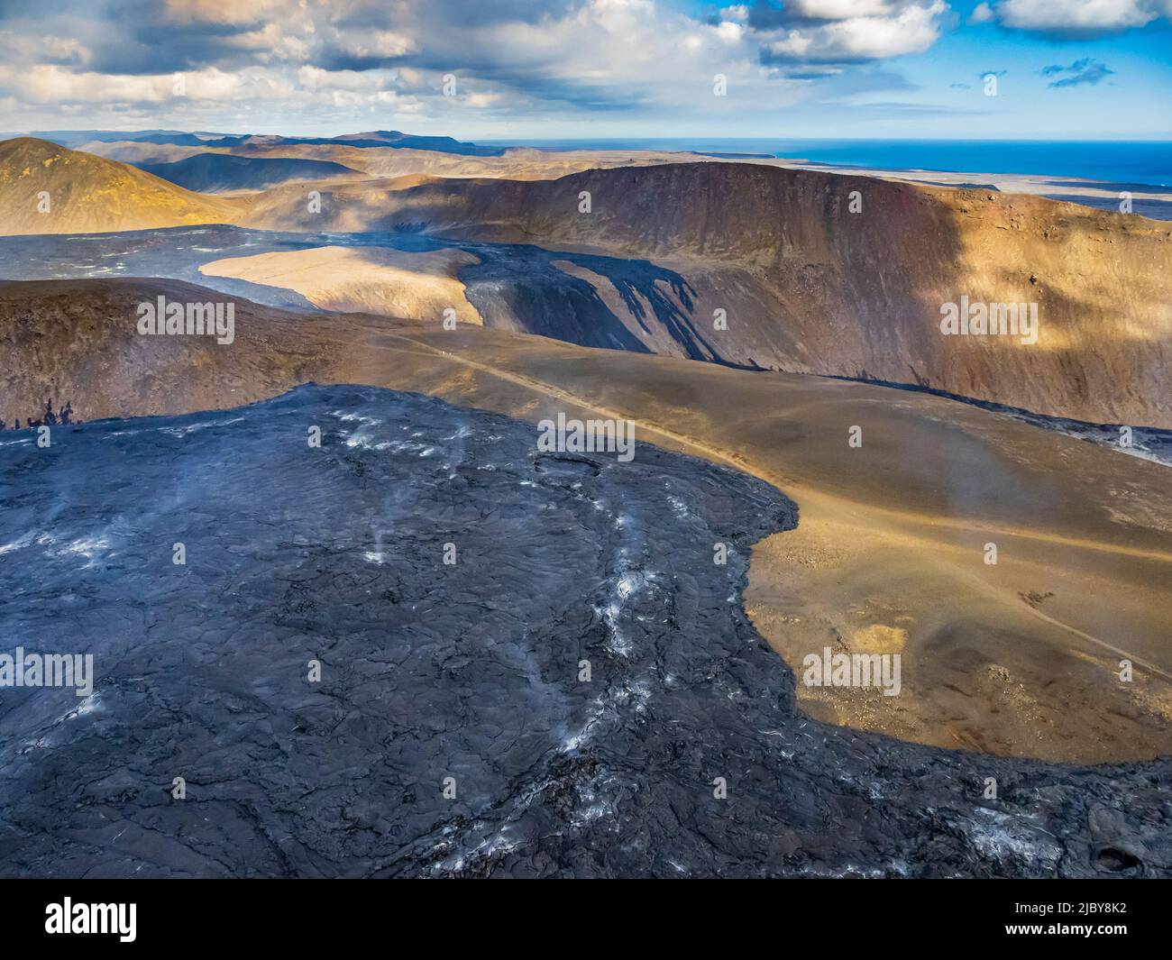 Photo aérienne des coulées de lave du cratère de Fagradalsfjall, éruption volcanique à Geldingadalir, Islande Banque D'Images