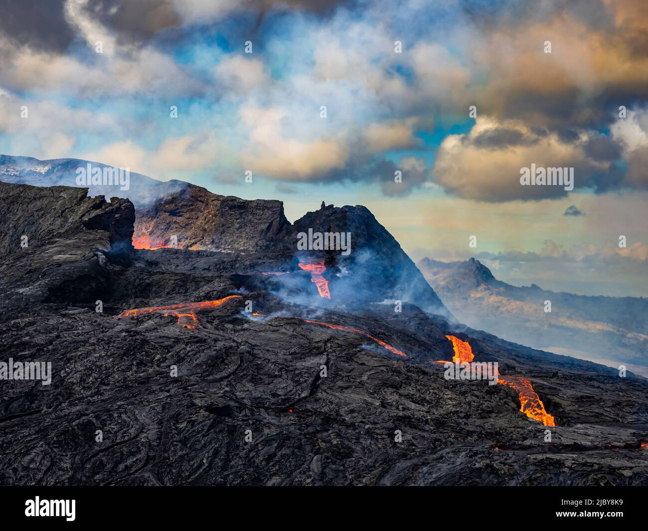 Photo de l'air, coulées de lave du cratère de Fagradalsfjall, éruption volcanique à Geldingadalir, Islande Banque D'Images