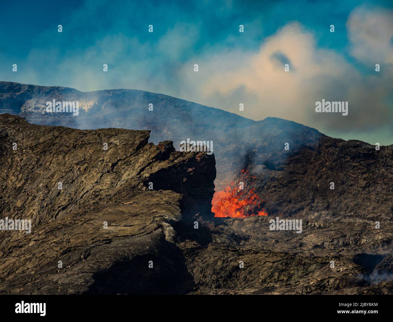 Photo de l'air , coulées de lave du cratère de Fagradalsfjall, éruption volcanique à Geldingadalir, Islande Banque D'Images